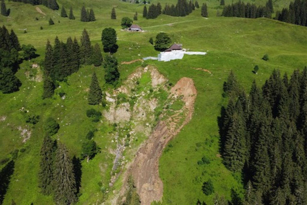 Erdrutsch auf der Alp Tröler in der Berner Gemeinde Sigriswil nahe Thunersee. Durch ein Loch im Hühnerzaun wurde die Familie auf den Erdrutsch aufmerksam. (Bild Jungfrauzeitung)