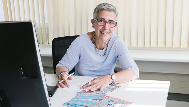 Luzerner Bäuerinnen gehen mit Postkarten auf Stimmenfang Regula Bucheli, die Präsidentin der Luzerner Bäuerinnen, schreibt in den nächsten Tagen über hundert Karten. (Bild Ruth Aerni)