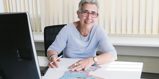 Regula Bucheli, die Präsidentin der Luzerner Bäuerinnen, schreibt in den nächsten Tagen über hundert Karten. (Bild Ruth Aerni)