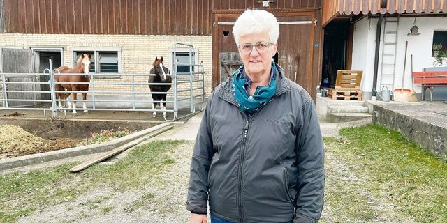 Ruth Büchi-Vögeli, Bäuerin und Gemeindepräsidentin von Elgg, wird am 4. Dezember als Kantonsrätin vereidigt. Zu Hause ist sie auf dem Hof Heurüti in Elgg. Im Hintergrund das Wohnhaus mit dem Stöckli und den beiden Freibergerstuten Fiona und Fabiola. 