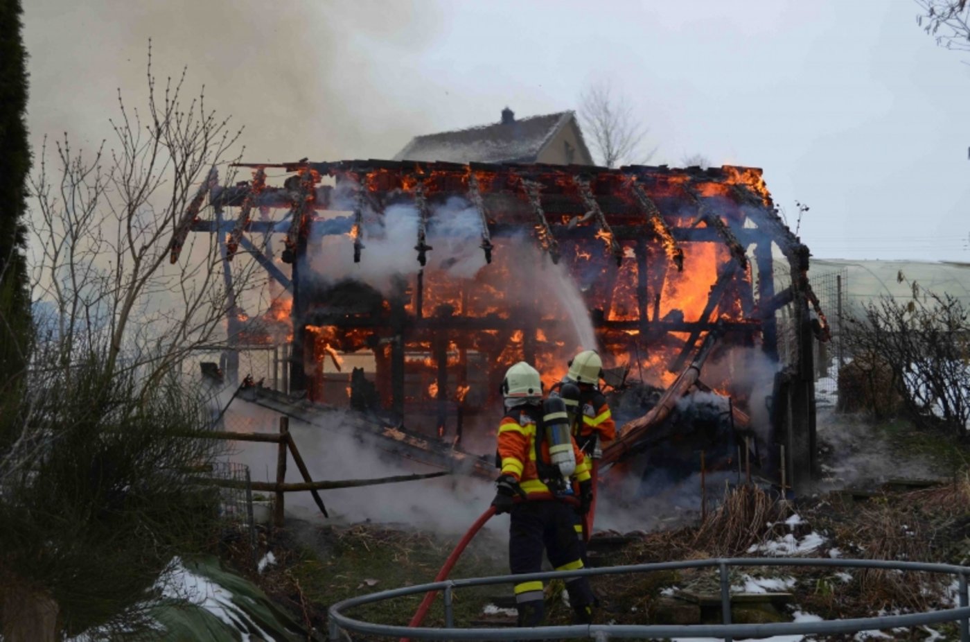 Wegen der kalten Temperaturen war im Stall eine Wärmelampe installiert. Ob diese im Zusammenhang mit der Brandursache steht, wird noch untersucht. (Bild: Kapo AR)