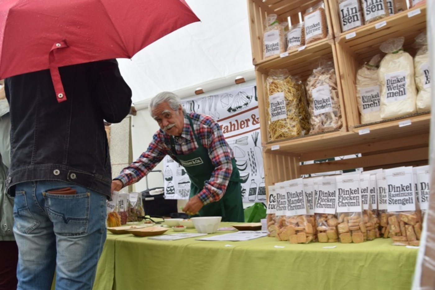 Ernst Hunziker preist aus Überzeugung die Produkte von Mahler und Co. an, welche normalerweise nur über den Online-Shop verkauft werden. (Bild jba) 