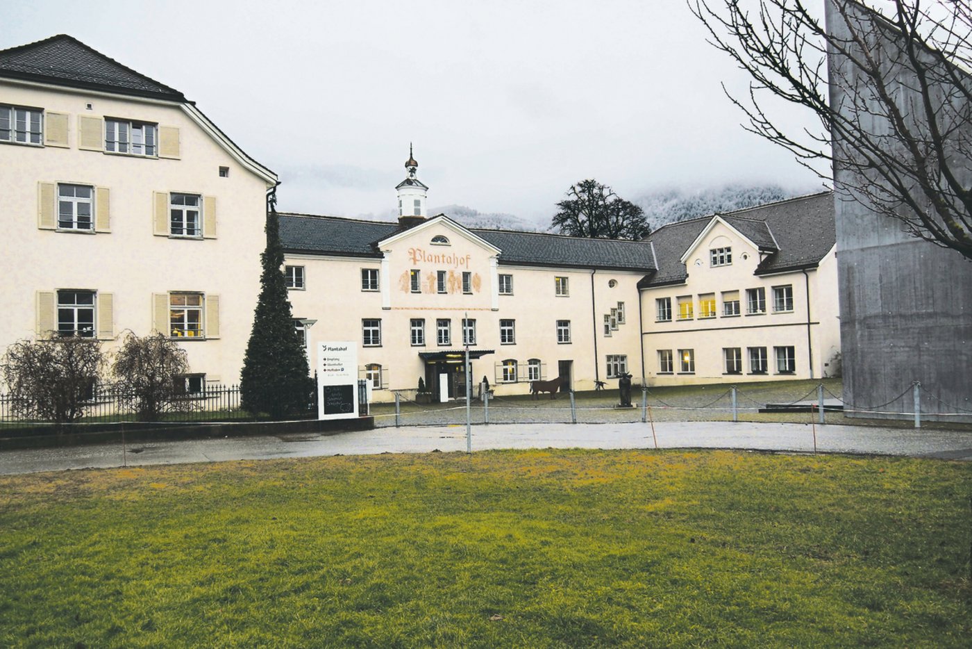 Auch bei einer Realisierung des geplanten Tagungszentrums bleibt die historische Fassade des Plantahof in Landquart bestehen.(Bild Christian Weber)