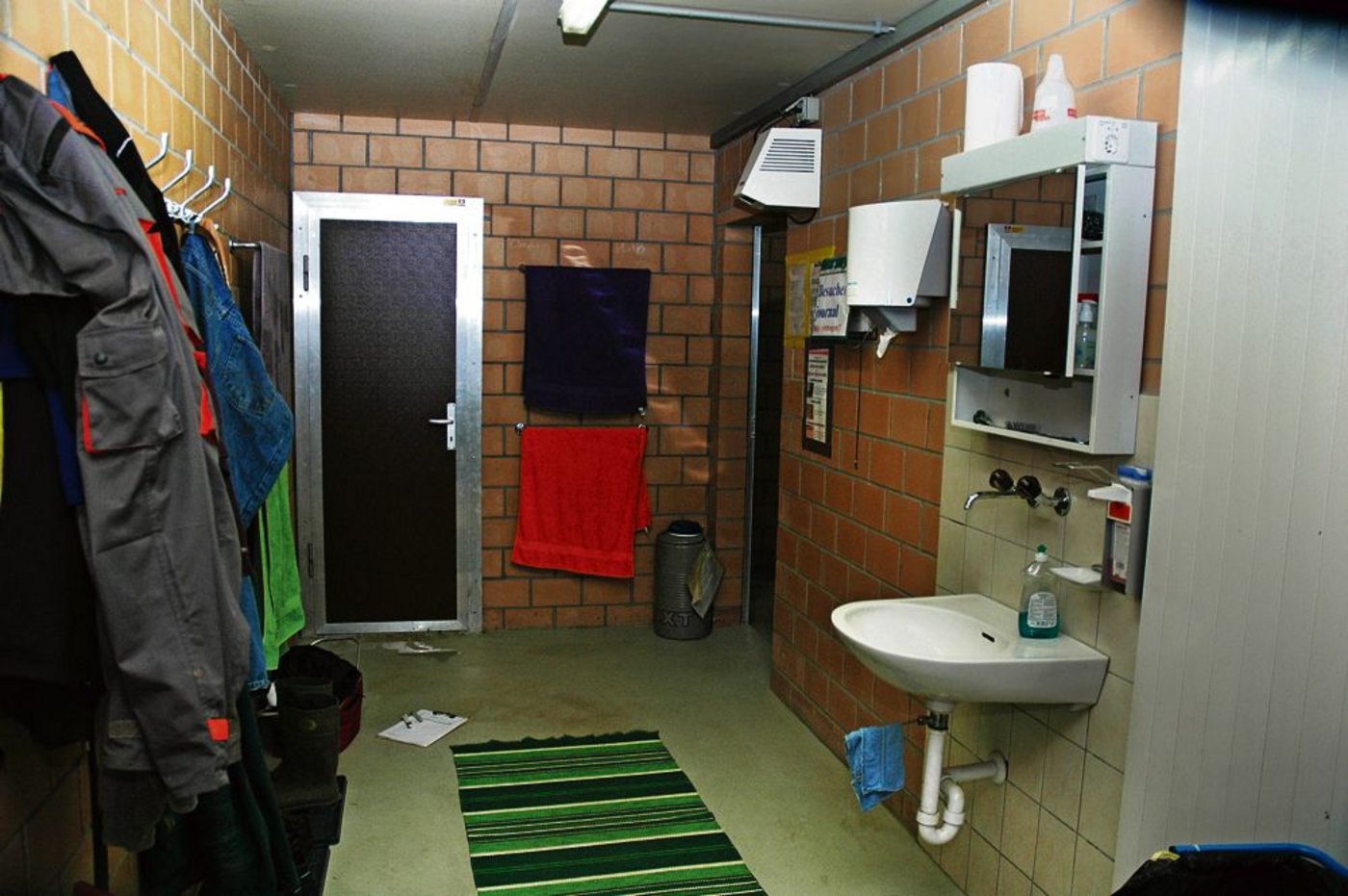 «Erhöhte Wachsamkeit» ist angebracht: professionelle Hygieneschleuse auf einem Zuchtbetrieb. (Bild: Suisag/zVg)