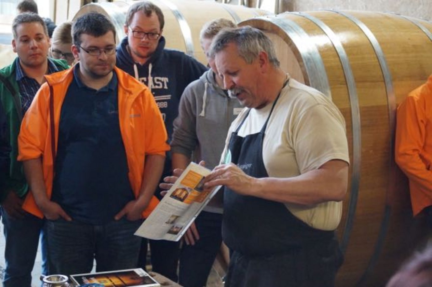 Zu Besuch bei der Küferei Roland Suppiger lernten die Landjügeler, wie ein Holzfass hergestellt wird. (Bild zVg)