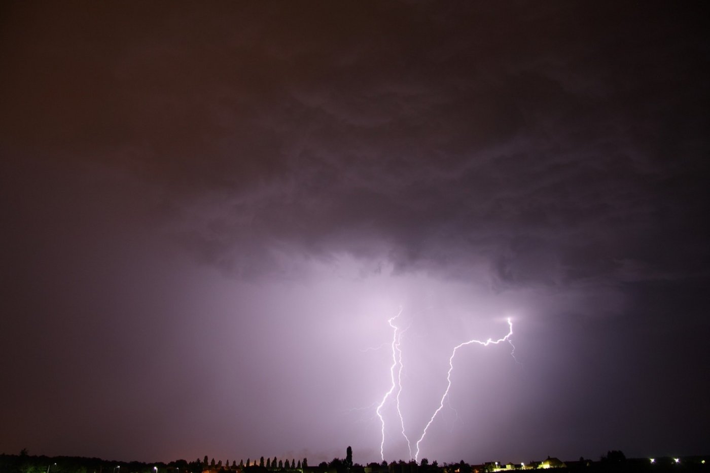 Heftige Gewitter in der Nacht auf Dienstag auch in der Romandie. (Symbolbild Pixabay)