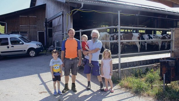 Drei Generationen au Drei Generationen auf einen Blick: Leon, Hofnachfolger René Joss, Vater Heiri mit den Enkeln Silvan und Nora (v. l. n. r.). Sie stehen vor dem Milchviehstall der Betriebsgemeinschaft Allenwinden-Berghof.