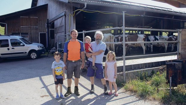 Drei Generationen auf einen Blick: Leon, Hofnachfolger René Joss, Vater Heiri mit den Enkeln Silvan und Nora (v. l. n. r.). Sie stehen vor dem Milchviehstall der Betriebsgemeinschaft Allenwinden-Berghof. 