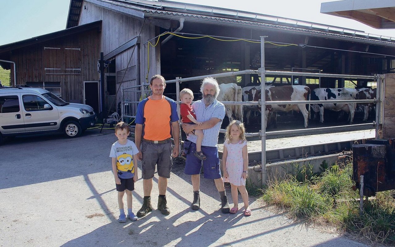 Drei Generationen auf einen Blick: Leon, Hofnachfolger René Joss, Vater Heiri mit den Enkeln Silvan und Nora (v. l. n. r.). Sie stehen vor dem Milchviehstall der Betriebsgemeinschaft Allenwinden-Berghof. 