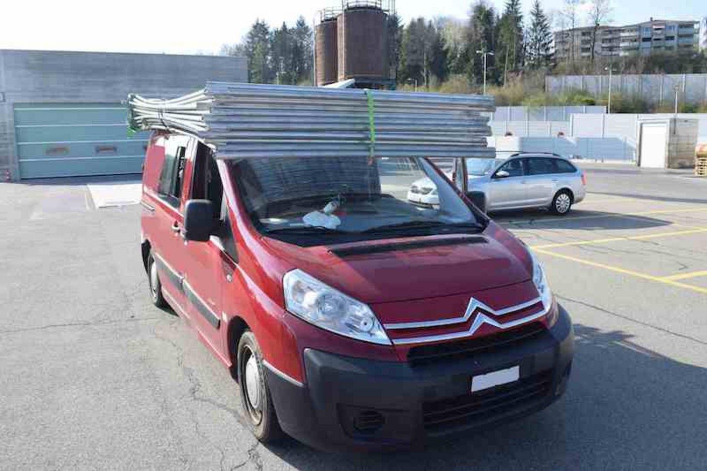 Kontrolliert worden war der Lieferwagen wegen der Ladung auf dem Dach. (Bild Kapo LU)