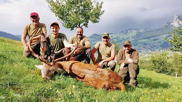 Der Schwyzer Patrick Ulrich (l.) und seine Kameraden hatten heuer eine erfolgreiche Jagd, zwölf Stück Rotwild konnten sie erlegen.