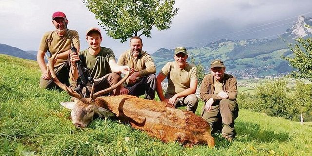 Der Schwyzer Patrick Ulrich (l.) und seine Kameraden hatten heuer eine erfolgreiche Jagd, zwölf Stück Rotwild konnten sie erlegen.