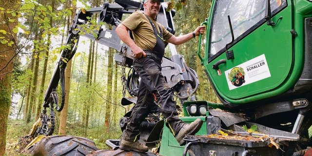 Sepp Schaller auf dem John Deere Rad-Harvester. 