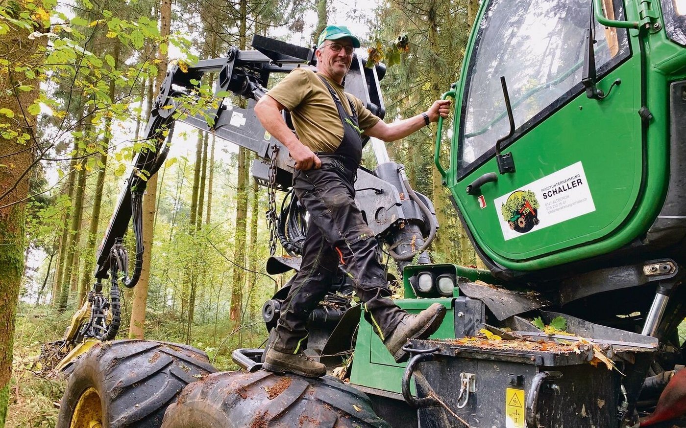 Sepp Schaller auf dem John Deere Rad-Harvester. 