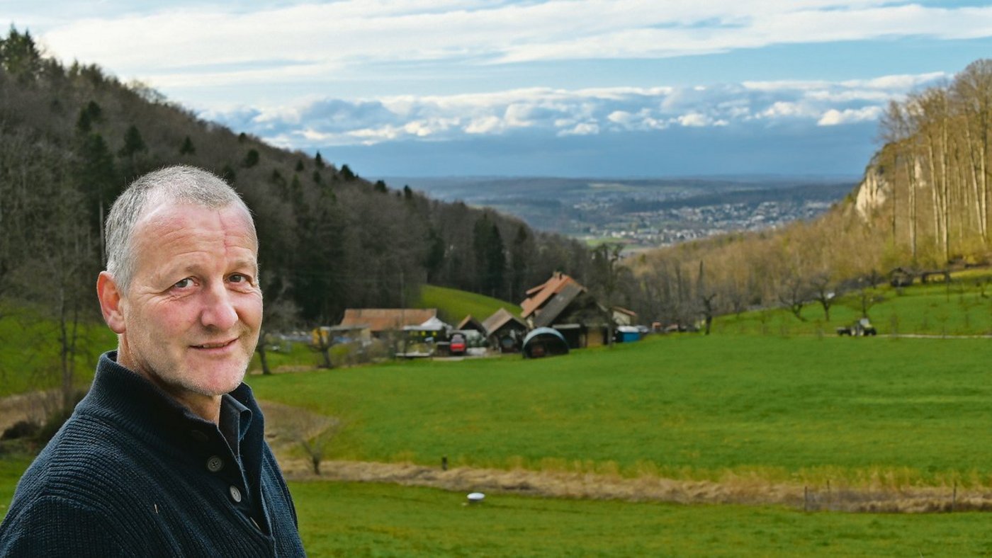 Der Hof von Felix Gebhardt liegt in einem kleinen Juratal, das gegen Westen offen ist. Regelmässig sind Schulkinder auf dem Hof und erleben Natur, Landwirtschaft sowie Wind und Wetter.(Bild Andrea Wyss)