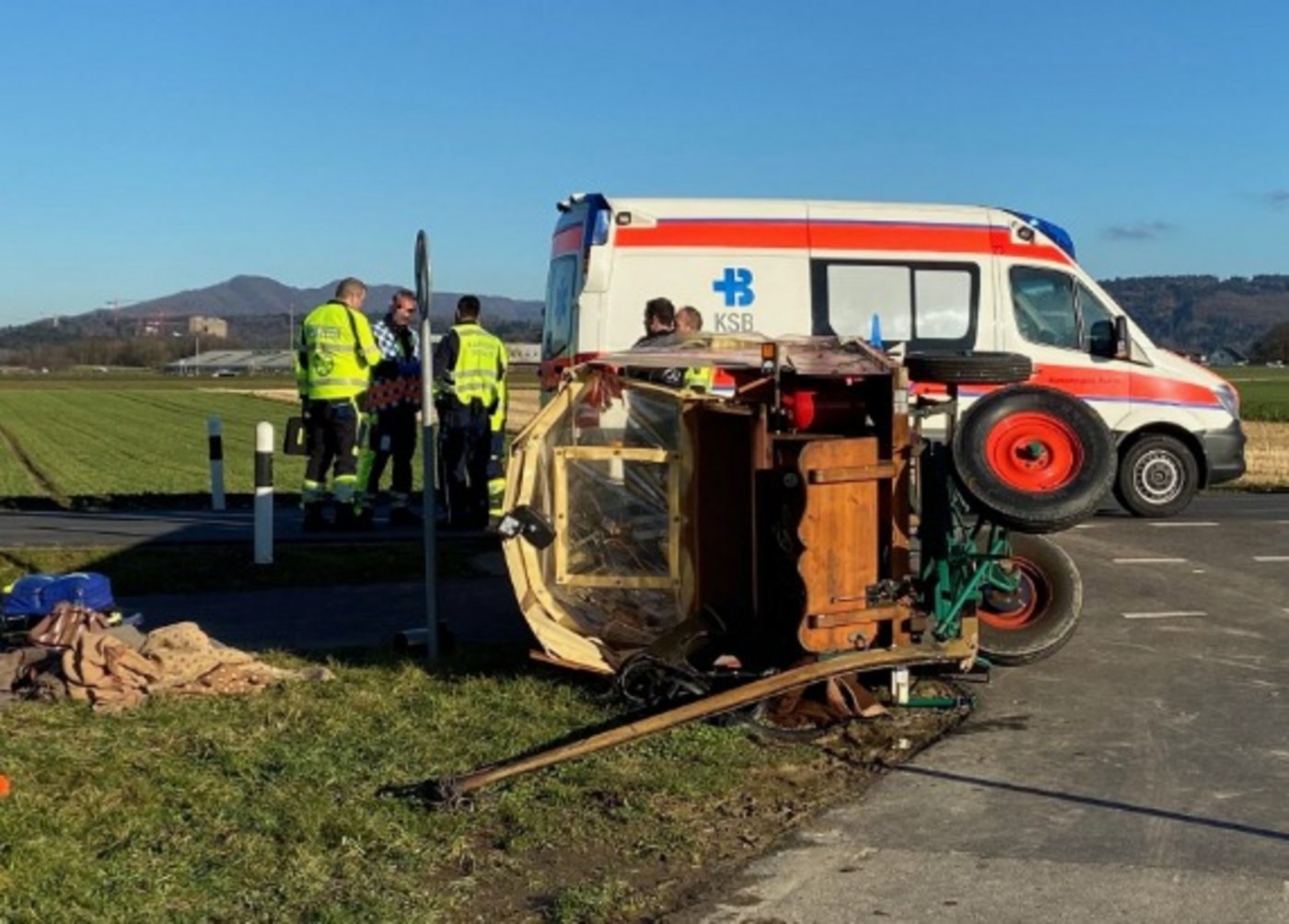 Sechs Personen verletzten sich beim Unfall leicht. (Bilder Kapo AG)
