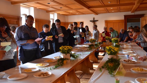 Die Besucher des Cheese Festivals in Appenzell durften den Käse degustieren und bewerten. Sie nahmen ihre Aufgabe sichtbar ernst. (Bild noe)