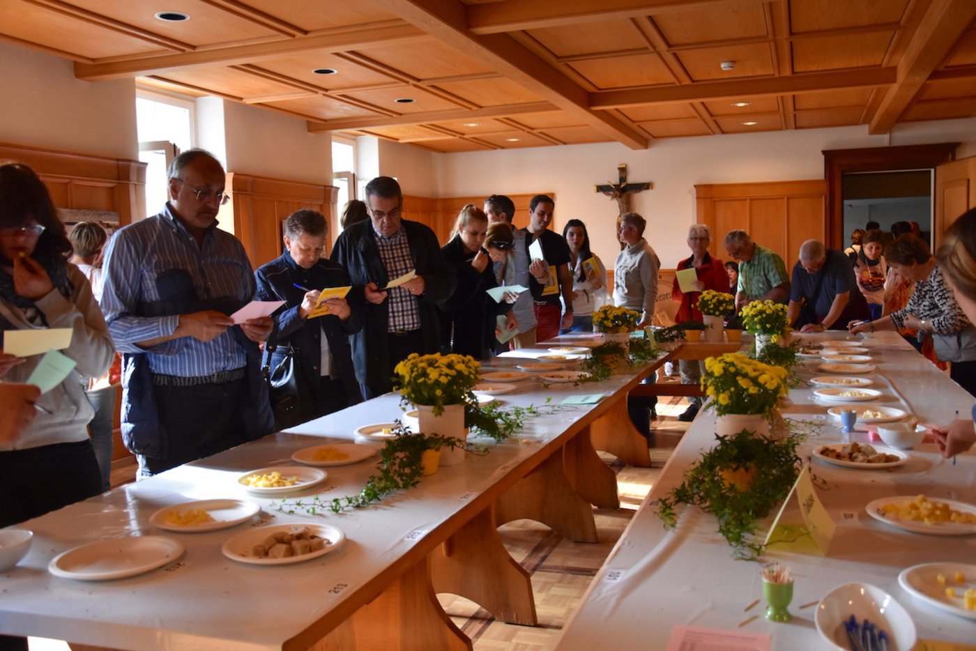 Die Besucher des Cheese Festivals in Appenzell durften den Käse degustieren und bewerten. Sie nahmen ihre Aufgabe sichtbar ernst. (Bild noe)