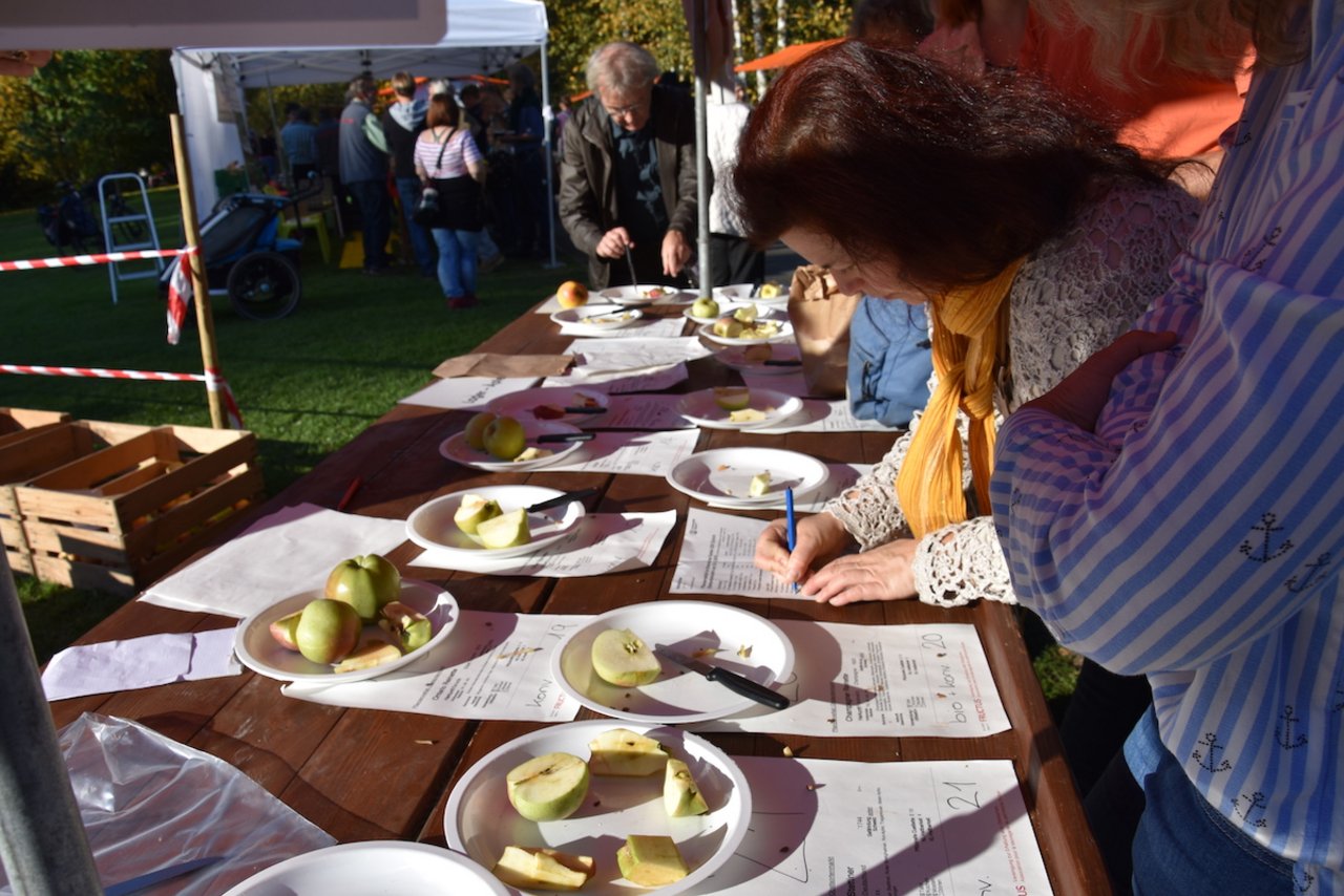 Äpfel und Birnen konnten vor dem Kauf degustiert werden. (Bild noe)