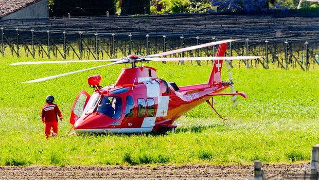 Die Verunfallte musste von einem Helikopter der Rega ins Spital geflogen werden. (Symbolbild ©Cristiano_Palazzini - stock.adobe.com)