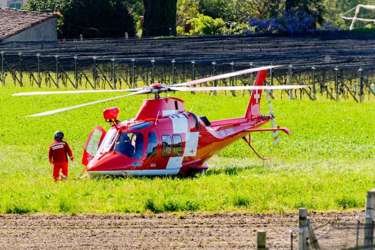 Die Verunfallte musste von einem Helikopter der Rega ins Spital geflogen werden. (Symbolbild ©Cristiano_Palazzini - stock.adobe.com)