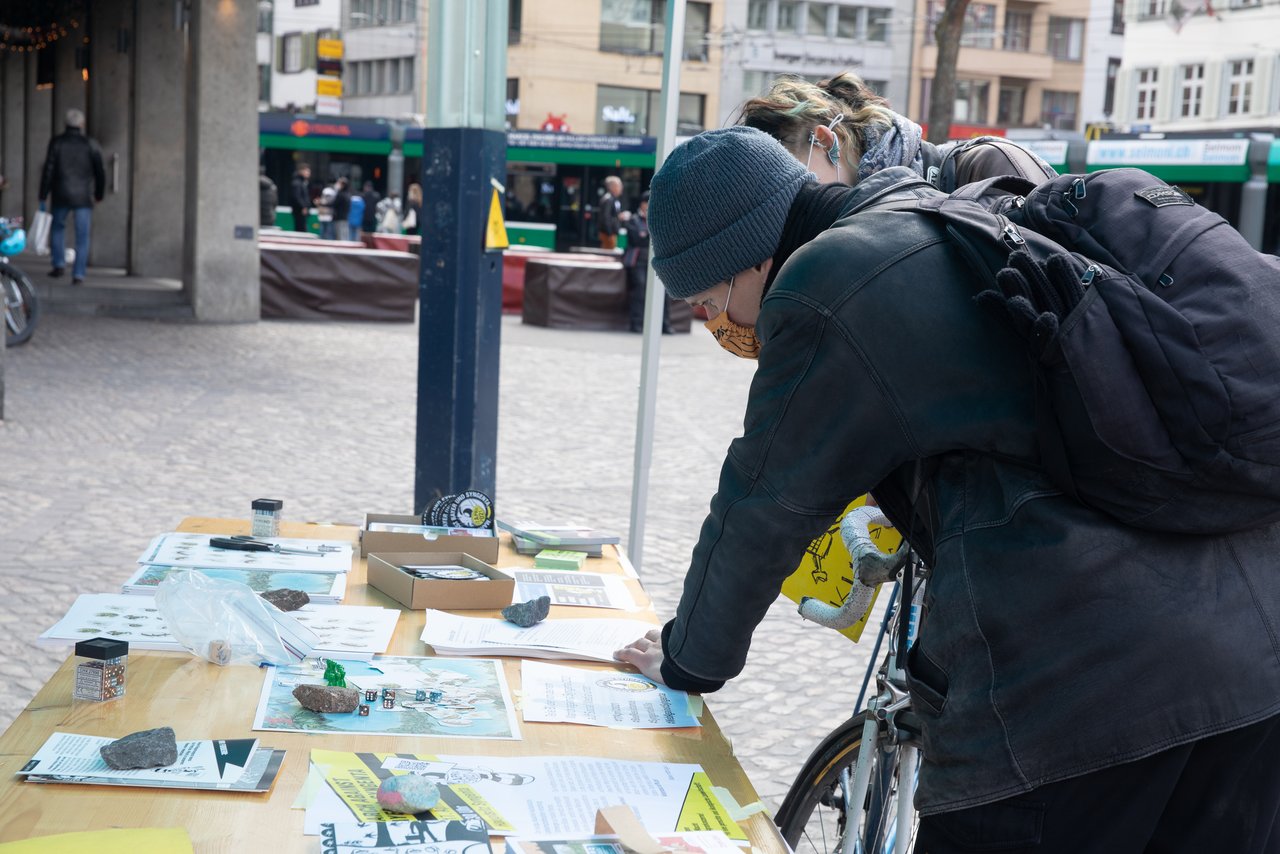 Der Demonstrationszug wurde durch eine Schnitzeljagd durch Basel ersetzt. (Bild Meret Buser)