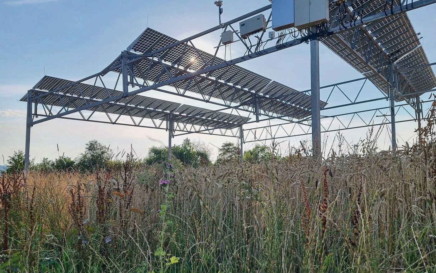 Die Fundamente sind stabil im Boden verankert, die Module auf einer Höhe von acht Metern installiert. 	