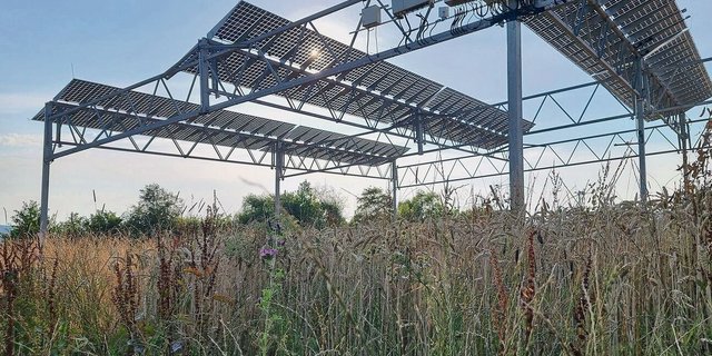 Die Fundamente sind stabil im Boden verankert, die Module auf einer Höhe von acht Metern installiert. 	