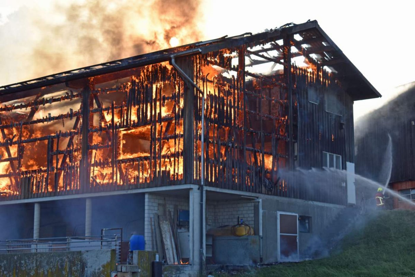 Das angebaute Wohnhaus und auch eine angrenzende Scheune konnten erfolgreich vor den Flammen geschützt werden. 