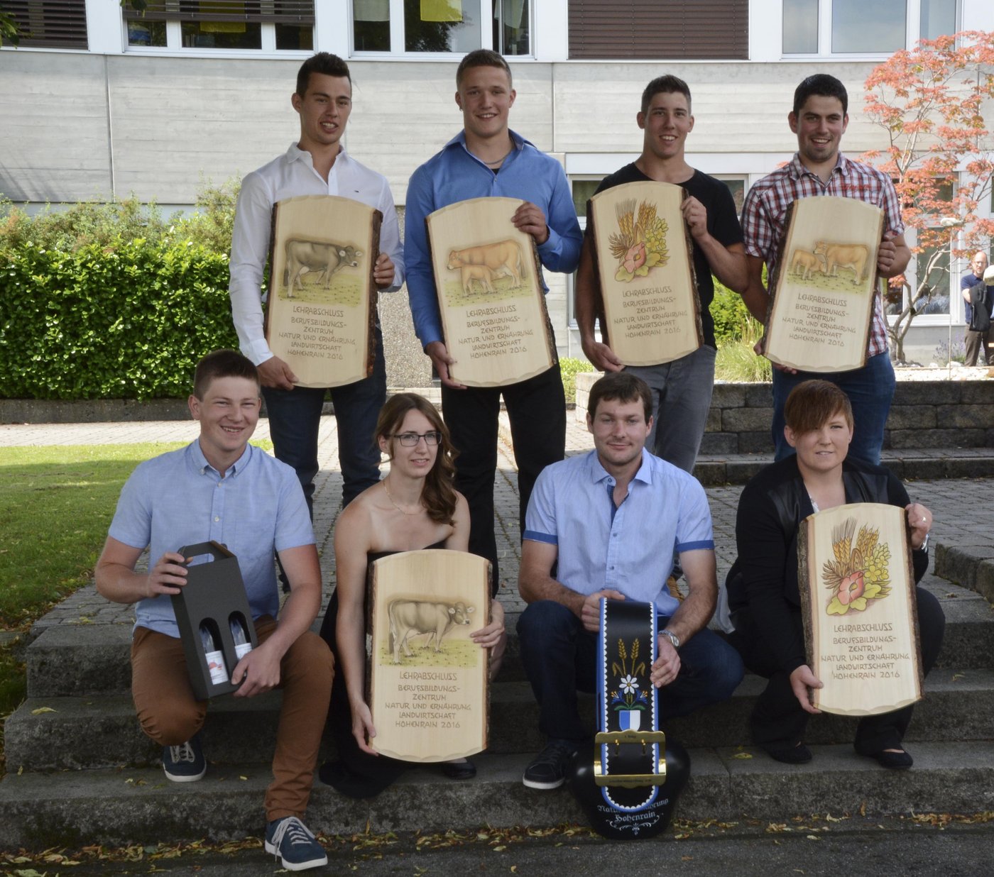 Wurden für ihre Höchstnoten geehrt (Oben, v. l. n. r.): Marius Gschwend, Bernhard Buholzer, Peter Zgraggen, Andreas Bucher. (Unten v. l. n. r.): Florian Müller, Debora Achermann, Beat Wolfisberg, Julia Limacher.