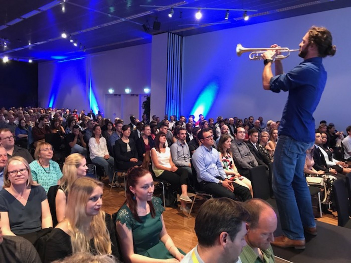 Die Musikanten des "Molotov Brass Orkestar" sorgten für Stimmung im vollen Saal. (Bild akr)