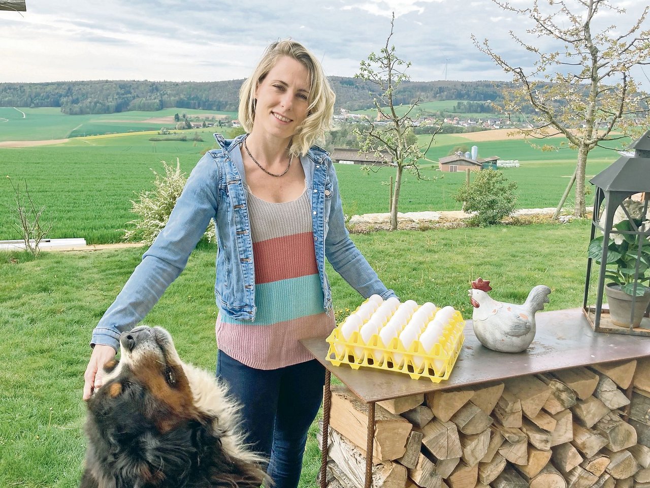 Lisa Fuchs ist im nördlichen Teil des Kantons Schaffhausen zuhause. Sie betreibt eine Vermarktungsplattform und stellt selbst Produkte aus Eiern der hofeigenen Hennen her. Mit auf dem Bild ist Familienhündin Emily.(Bild Alexandra Stückelberger)