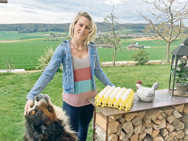 Lisa Fuchs ist im nördlichen Teil des Kantons Schaffhausen zuhause. Sie betreibt eine Vermarktungsplattform und stellt selbst Produkte aus Eiern der hofeigenen Hennen her. Mit auf dem Bild ist Familienhündin Emily.(Bild Alexandra Stückelberger)