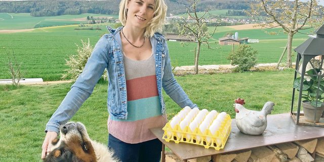 Lisa Fuchs ist im nördlichen Teil des Kantons Schaffhausen zuhause. Sie betreibt eine Vermarktungsplattform und stellt selbst Produkte aus Eiern der hofeigenen Hennen her. Mit auf dem Bild ist Familienhündin Emily.(Bild Alexandra Stückelberger)