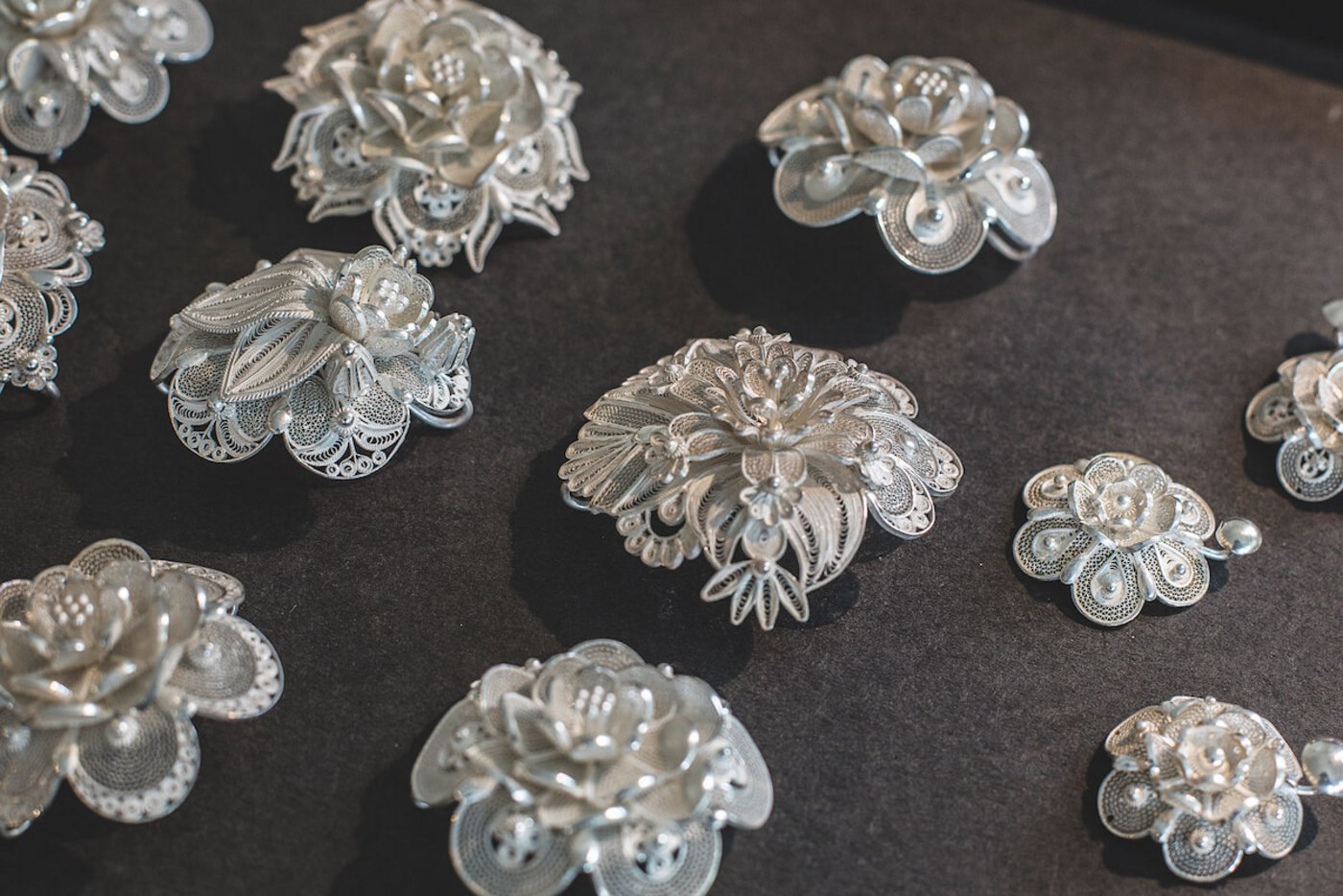 Die Silber-Hafte für die Sonntagstracht werden in verdünnte Schwefelsäure getaucht und poliert, damit sie so hell glänzen.  (Foto: Pia Neuenschwander)