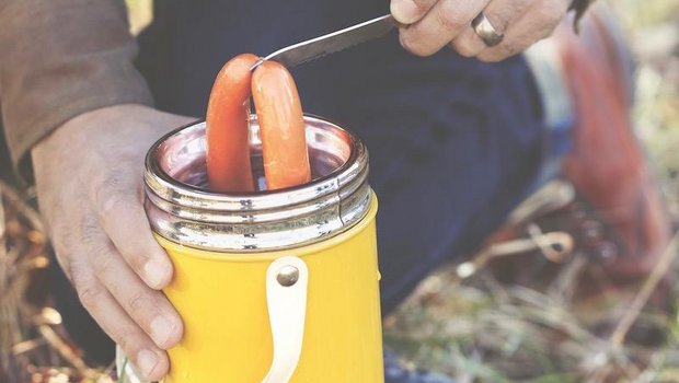 Wienerli aus der Thermosflasche. So einfach geht warm essen unterwegs. (Bild Claudia Schiling, AT Verlag)