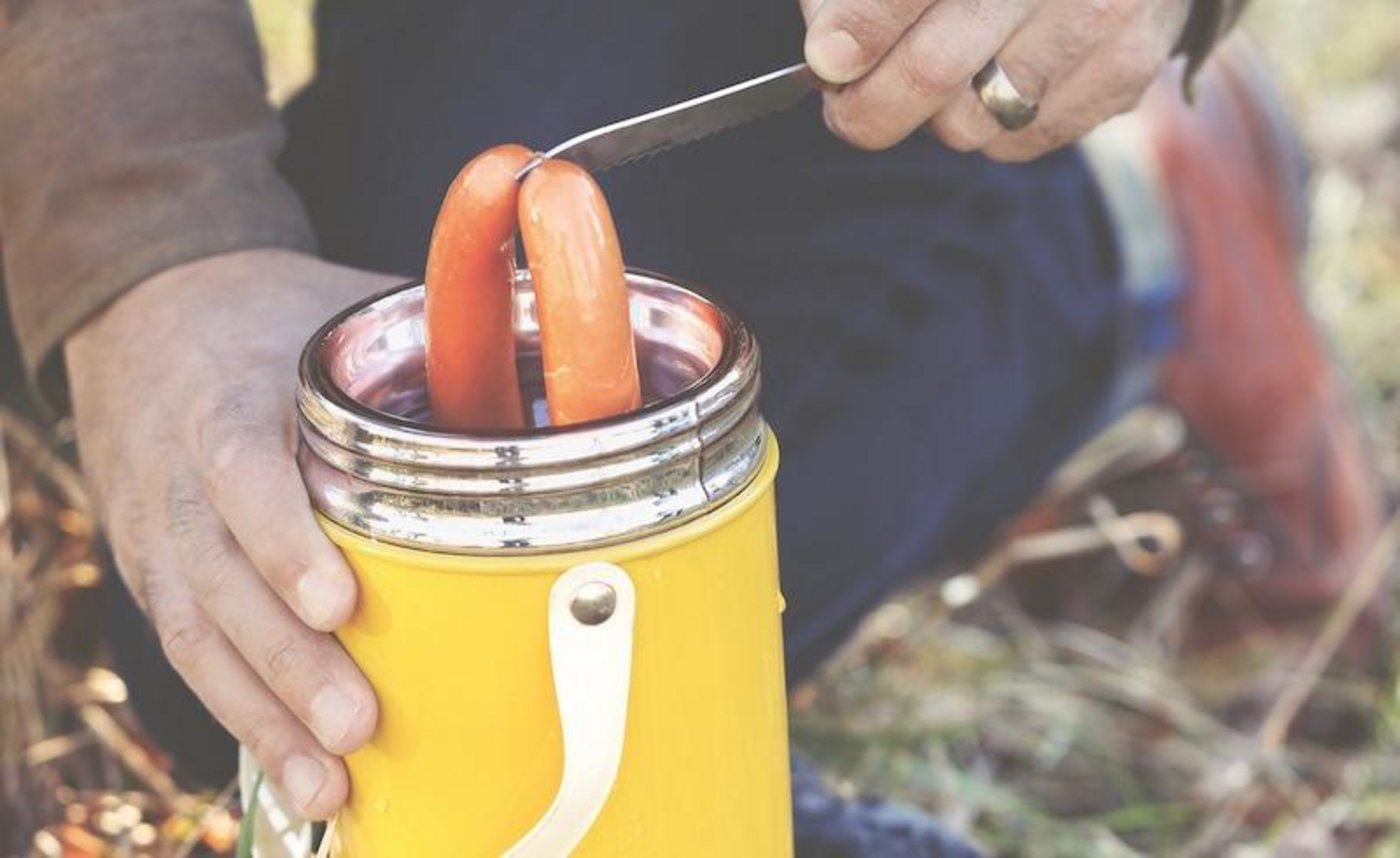 Wienerli aus der Thermosflasche. So einfach geht warm essen unterwegs. (Bild Claudia Schiling, AT Verlag)