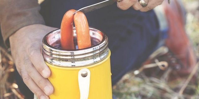 Wienerli aus der Thermosflasche. So einfach geht warm essen unterwegs. (Bild Claudia Schiling, AT Verlag)
