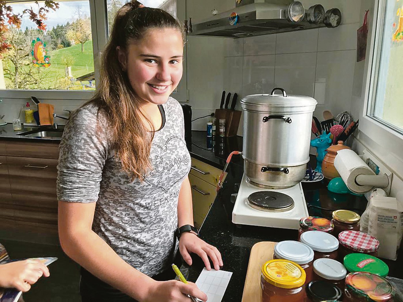 Gerade werden verschiedene Herbstfrüchte eingemacht – die Konfigläser wollen beschriftet sein.