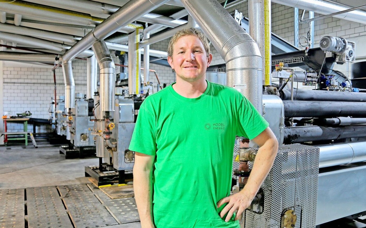 Georg Hodel im Maschinenraum: Hier sind fünf autonome Holzvergasungsanlagen und nachgelagerte Generatoren mit einer Leistung von 340 kW installiert. 