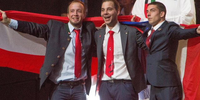 Adrian Hubacher (Mitte) bei der Siegerfeier in  São Paulo. (Bild zVg)