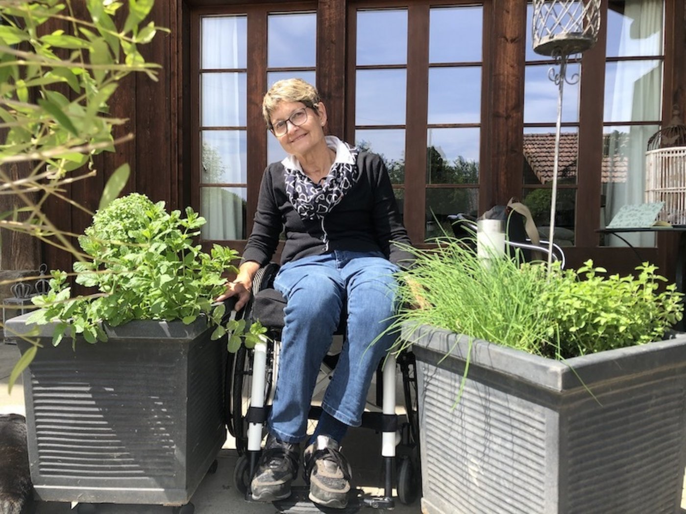 Ihre Kräuter hat Anita Knuchel auf der Veranda vor der Küche. (Bild et)