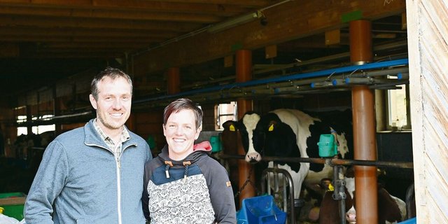 Die Ausbildung führte Sarah Overney und ihren Mann Christoph zusammen. Die beiden führen den Betrieb gemeinsam, beide erledigen Arbeiten im Stall und im Haus.