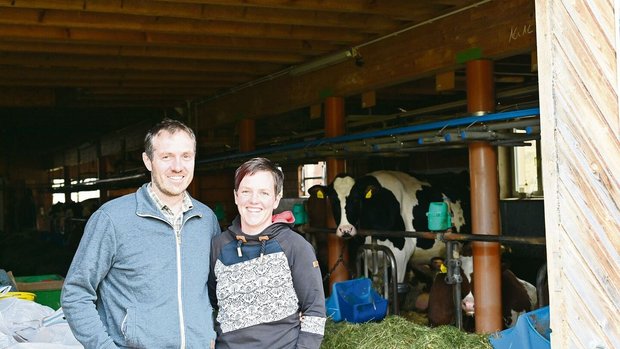 Die Ausbildung führte Sarah Overney und ihren Mann Christoph zusammen. Die beiden führen den Betrieb gemeinsam, beide erledigen Arbeiten im Stall und im Haus.