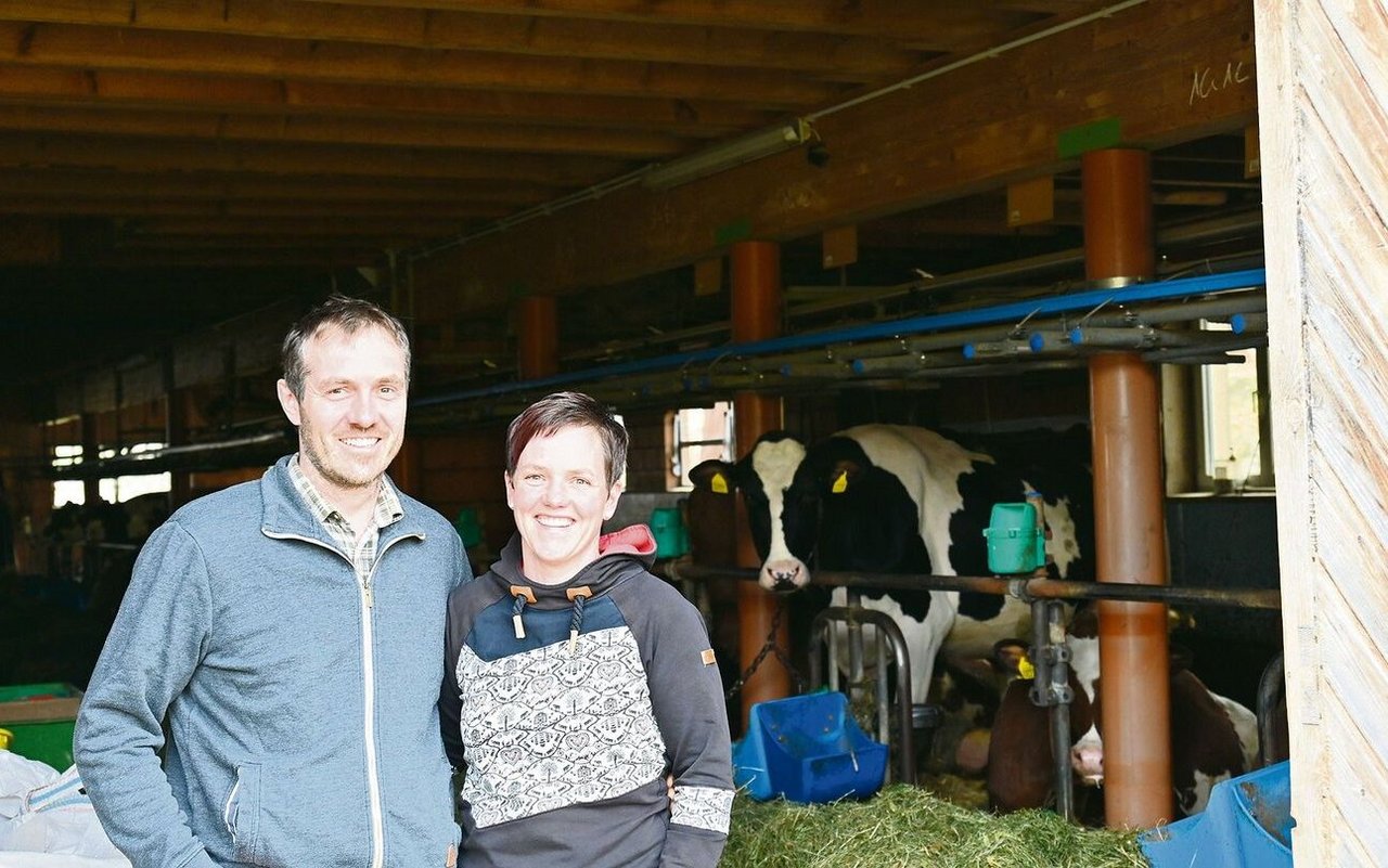 Die Ausbildung führte Sarah Overney und ihren Mann Christoph zusammen. Die beiden führen den Betrieb gemeinsam, beide erledigen Arbeiten im Stall und im Haus.