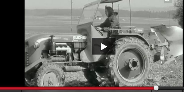 Die Technik ist zwar etwas von gestern. Dass eine Frau pflügt, ist eher schon etwas fortgeschritten. (Videoscreen SRF)