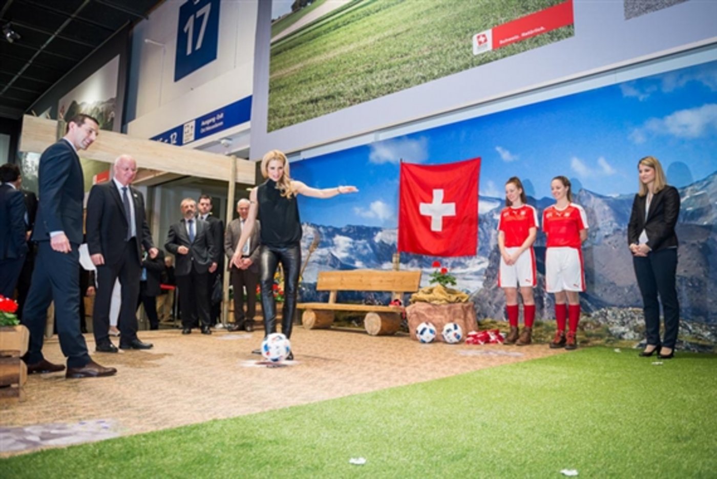 Zu Besuch am Schweizer Stand war an der diesjährigen Grünen Woche auch die Emmentaler-Botschafterin Michelle Hunziker. (Bild AMS)