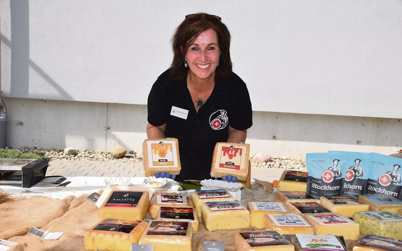Ladenleiterin Anita Wüthrich bei der Arbeit: An ihrem Stand kamen die Besucher in den Genuss von Raclette. 