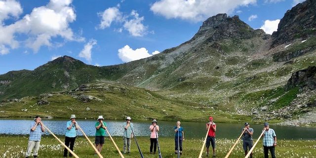Alphornbläserinnen und -bläser am Guraletschsee oberhalb von Vals GR: Sie spielen in einer gewaltigen Naturkulisse. Das Echo musiziert mit. (Bilder und Video Esther Thalmann)