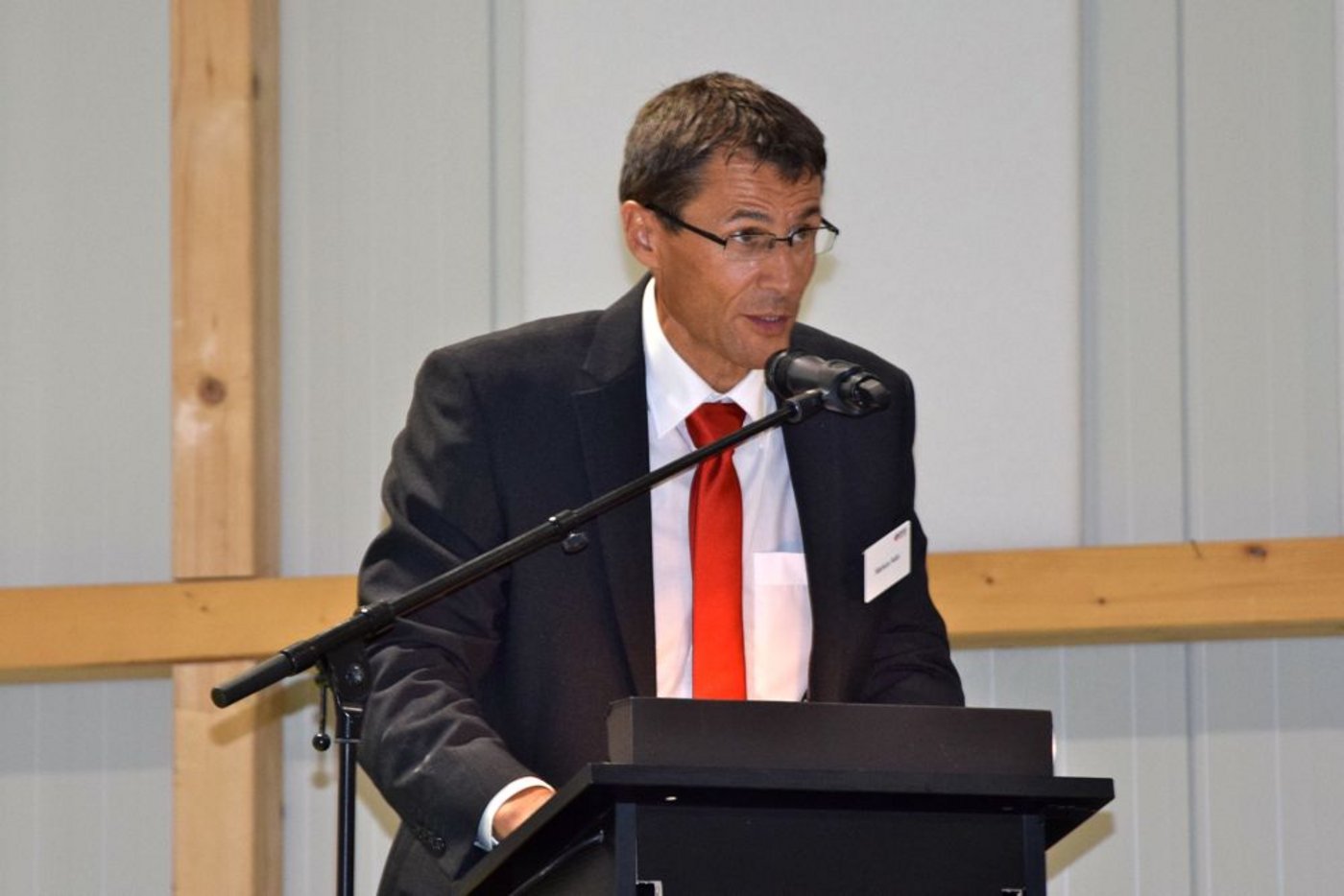 führte Markus Aebi, Marketingleiter der Serco Landtechnik AG. Zum Einweihungsfest ...